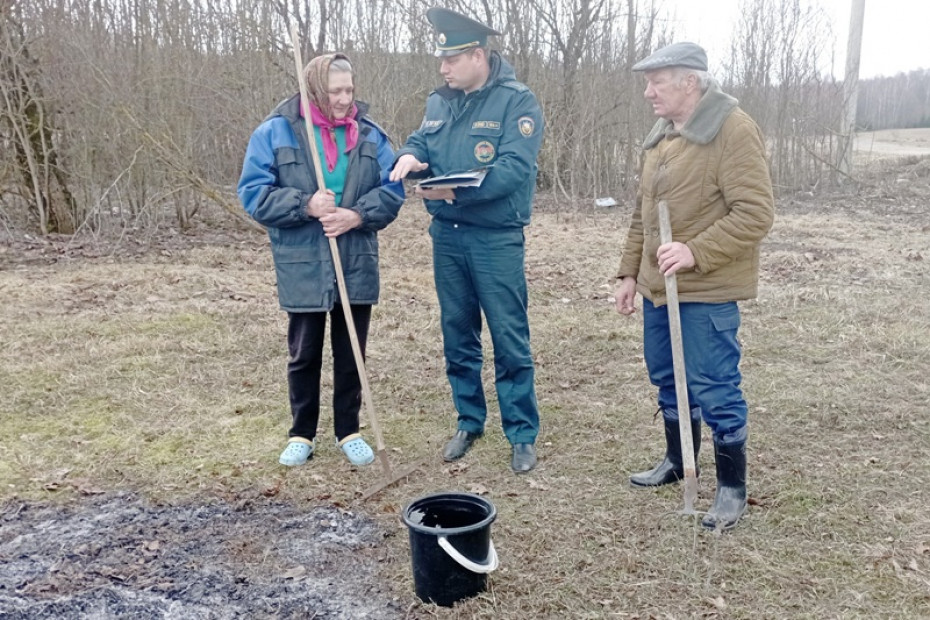 Ошмянские спасатели проехали по маршруту автолавки и напомнили правила безопасности