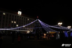 В Ошмянах зажгли огни на главной елке города
