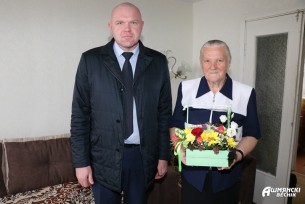 Поздравления от губернатора области принимала мама олимпийского чемпиона Андрея Барбашинского