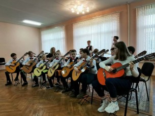 В Ошмянской детской школе искусств прошел концерт ансамбля гитаристов «Фиеста»