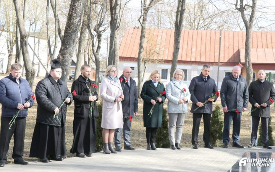 Мітынг-рэквіем у памяць аб Хатынскай трагедыі прайшоў ля брацкай магілы ў Ашмянах