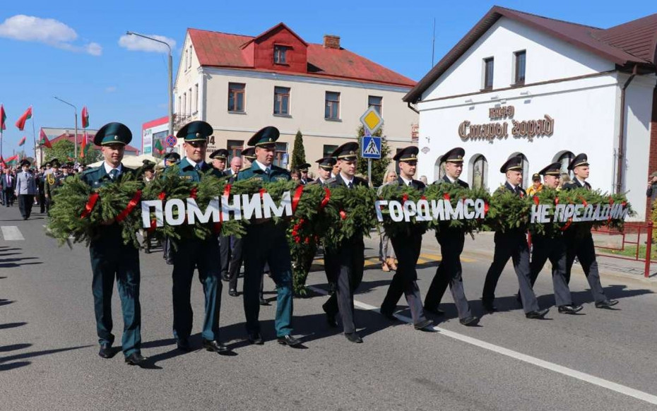 Раённае свята ў Ашмянах, прысвечанае Дню Перамогі, адкрыла шэсце пакаленняў і мітынг у памяць аб загінуўшых воінах-земляках